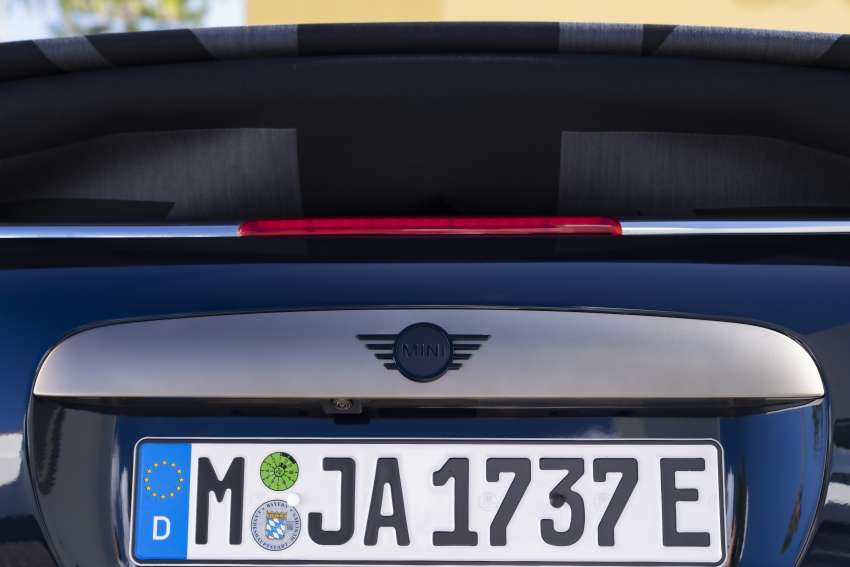 MINI Cooper SE Convertible – electric drop top driving! 1576577
