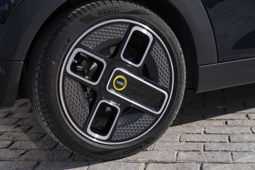 MINI Cooper SE Convertible – electric drop top driving! 1576580