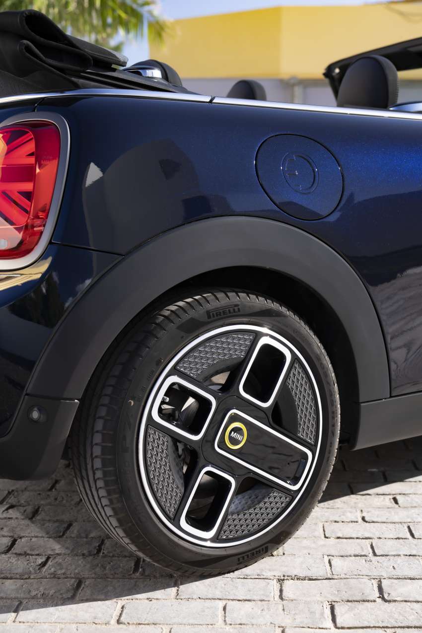 MINI Cooper SE Convertible – electric drop top driving! 1576581