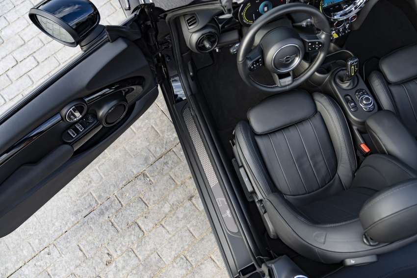 MINI Cooper SE Convertible – electric drop top driving! 1576587