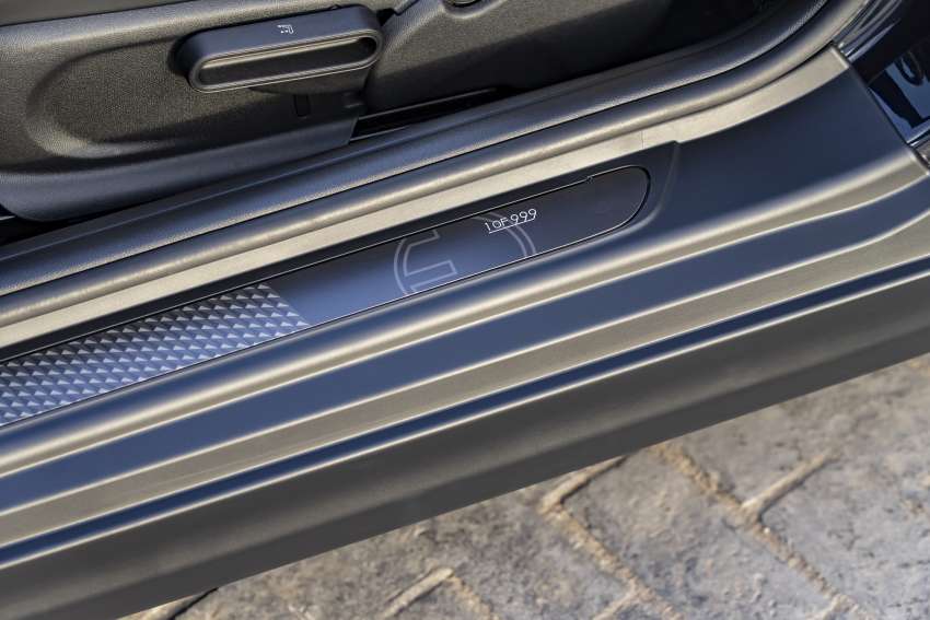 MINI Cooper SE Convertible – electric drop top driving! 1576589