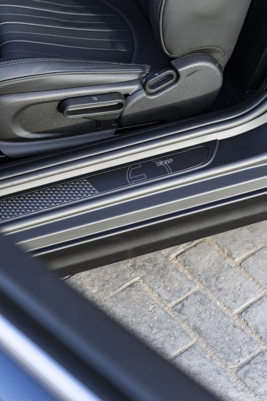 MINI Cooper SE Convertible – electric drop top driving! 1576590
