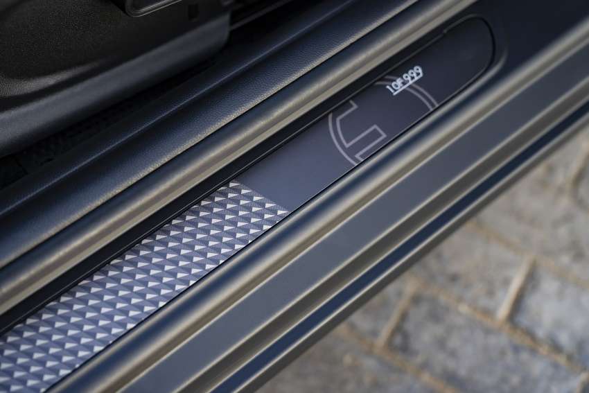 MINI Cooper SE Convertible – electric drop top driving! 1576592