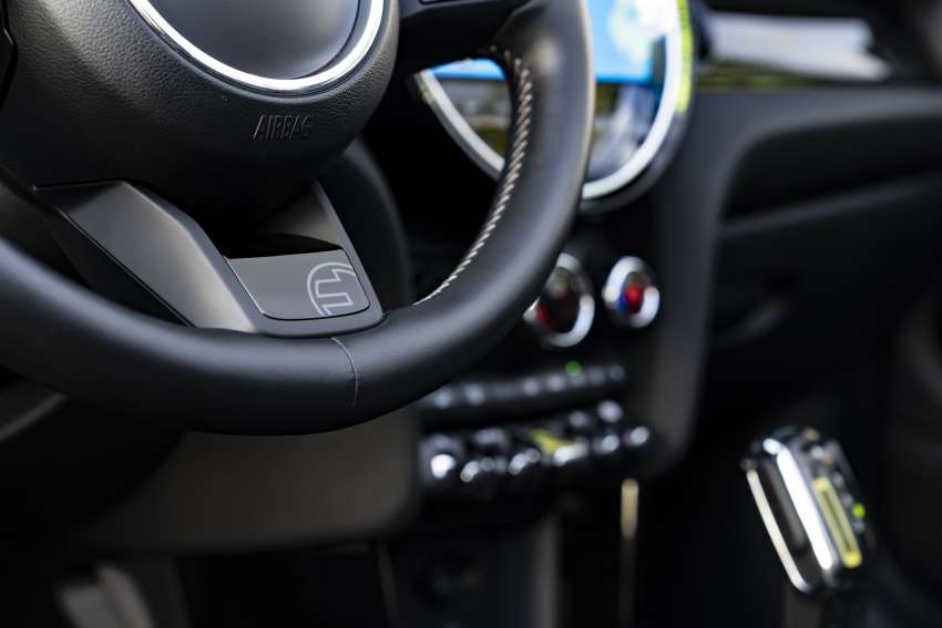 MINI Cooper SE Convertible – electric drop top driving! 1576598