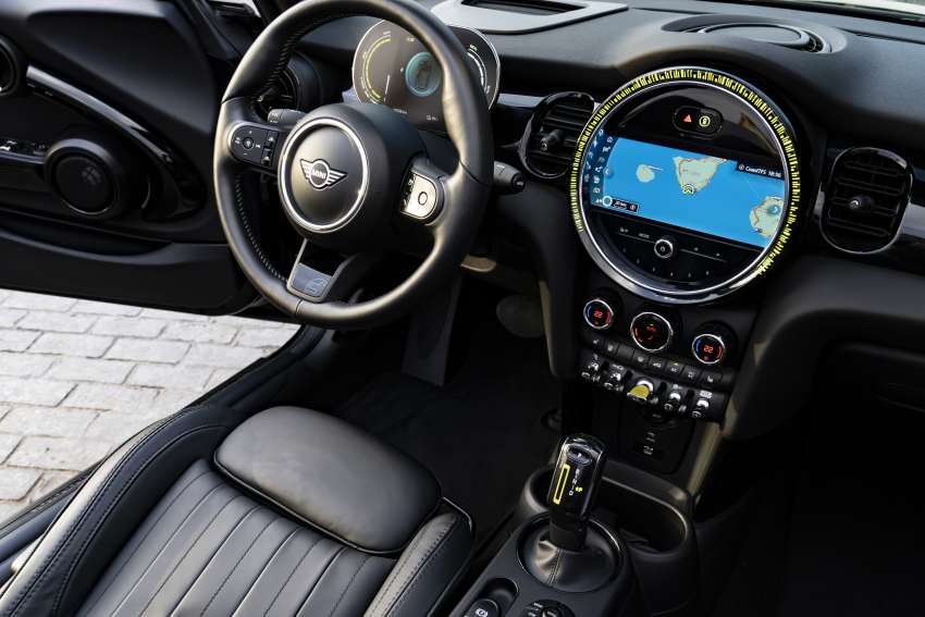 MINI Cooper SE Convertible – electric drop top driving! 1576599