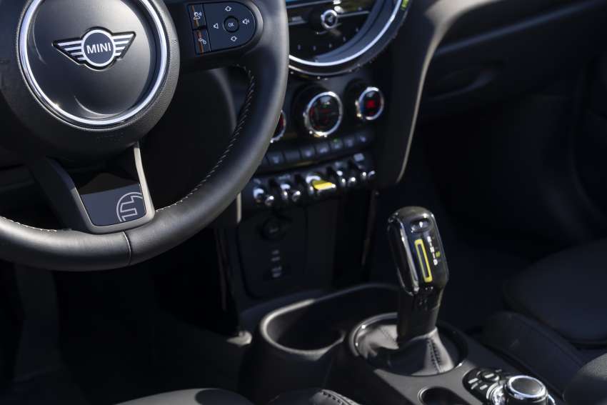 MINI Cooper SE Convertible – electric drop top driving! 1576601