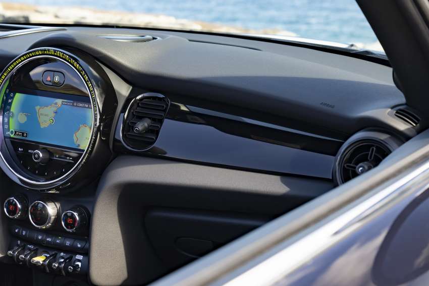 MINI Cooper SE Convertible – electric drop top driving! 1576605