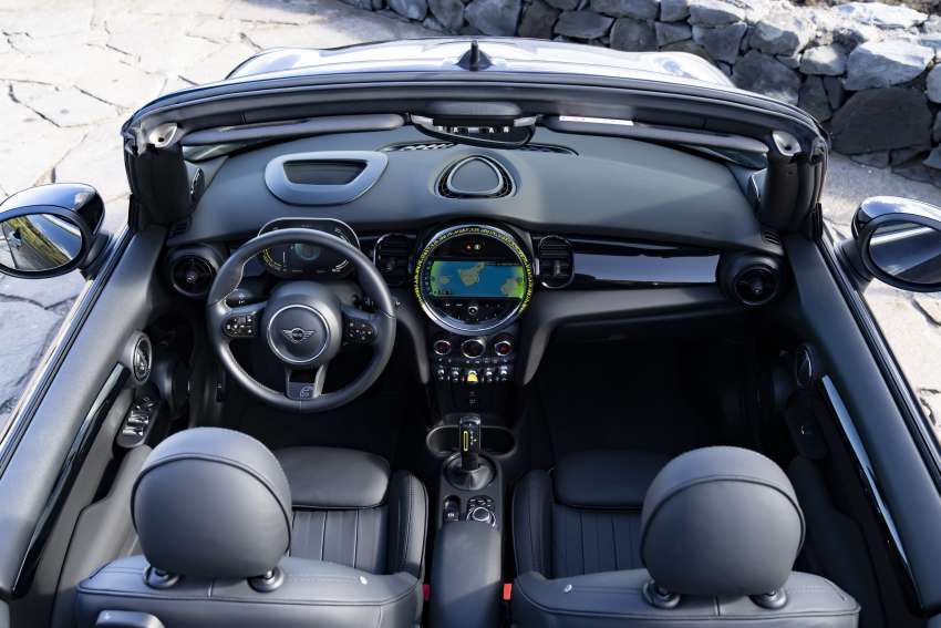 MINI Cooper SE Convertible – electric drop top driving! 1576607