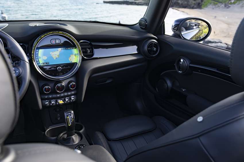 MINI Cooper SE Convertible – electric drop top driving! 1576609