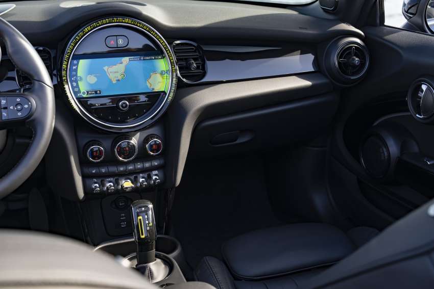 MINI Cooper SE Convertible – electric drop top driving! 1576610