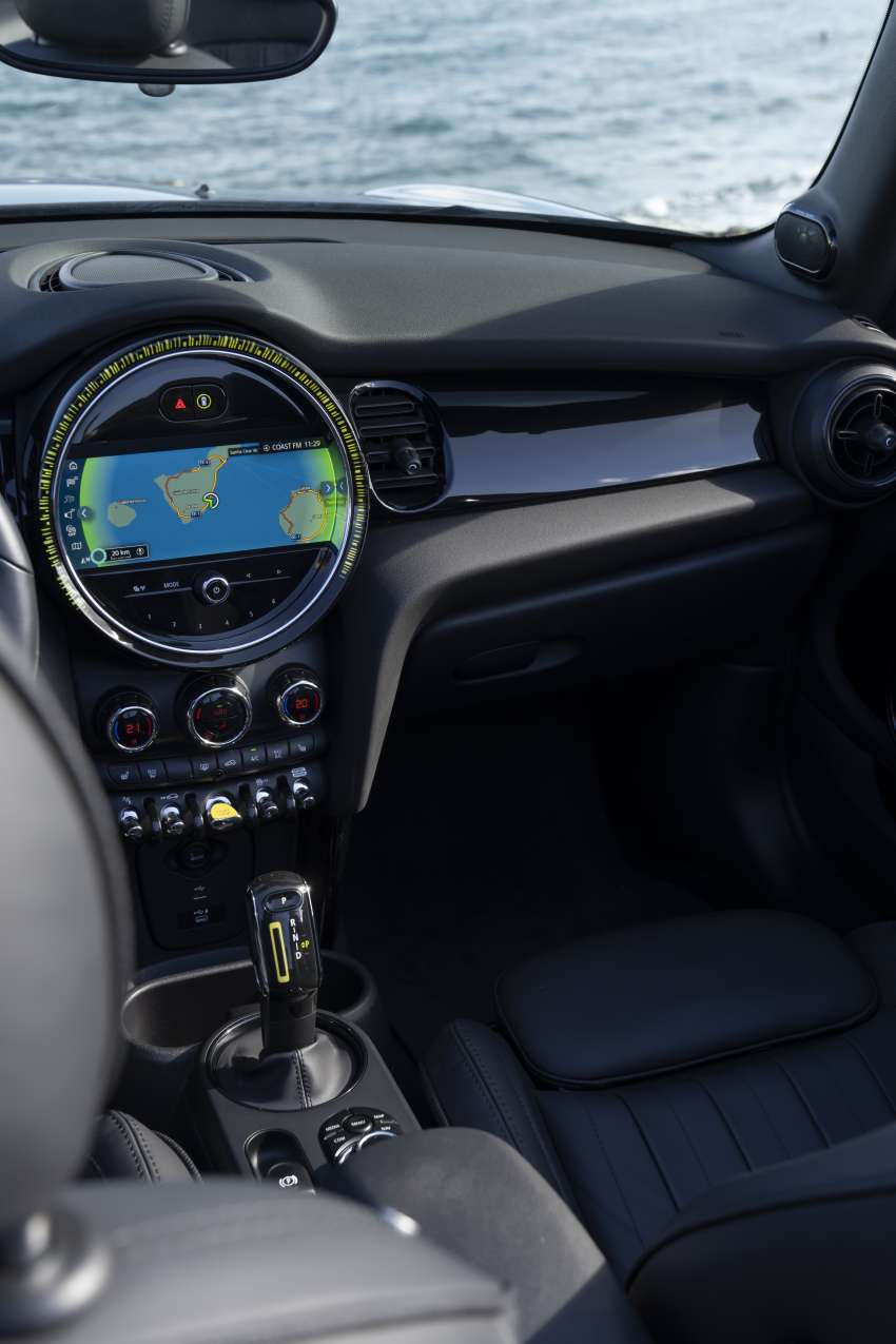 MINI Cooper SE Convertible – electric drop top driving! 1576611
