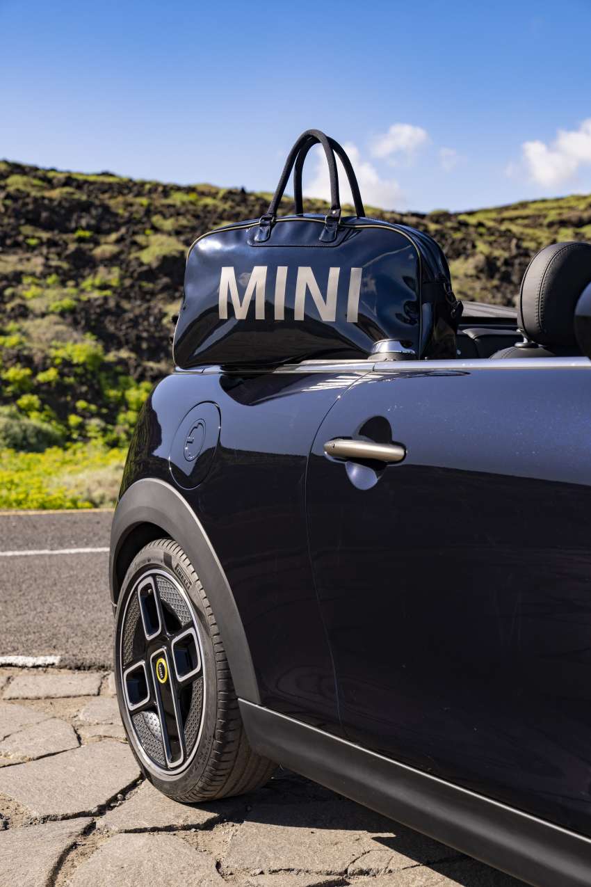 MINI Cooper SE Convertible – electric drop top driving! 1576617