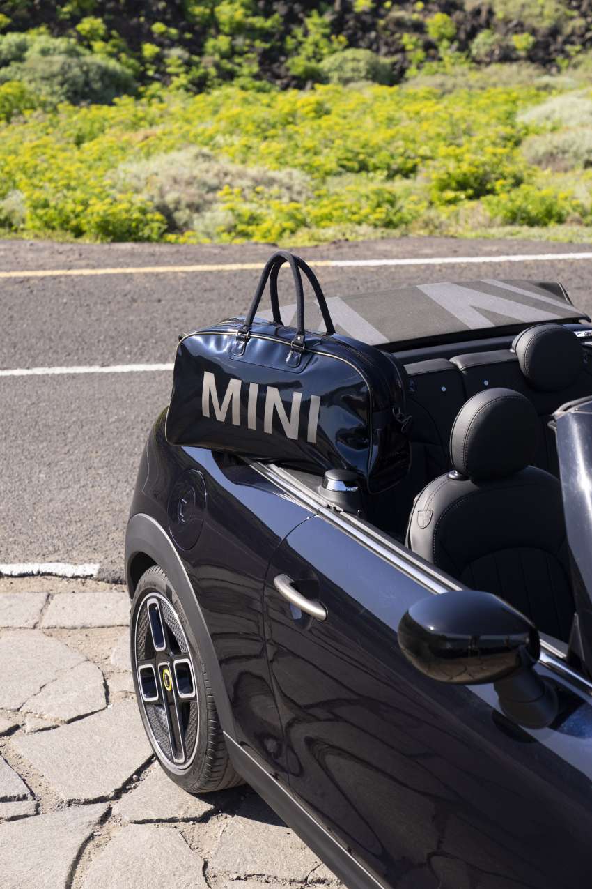MINI Cooper SE Convertible – electric drop top driving! 1576619