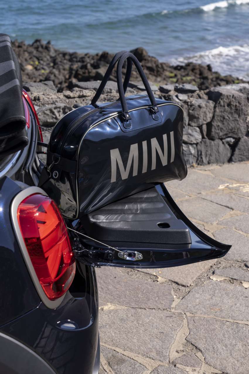 MINI Cooper SE Convertible – electric drop top driving! 1576628