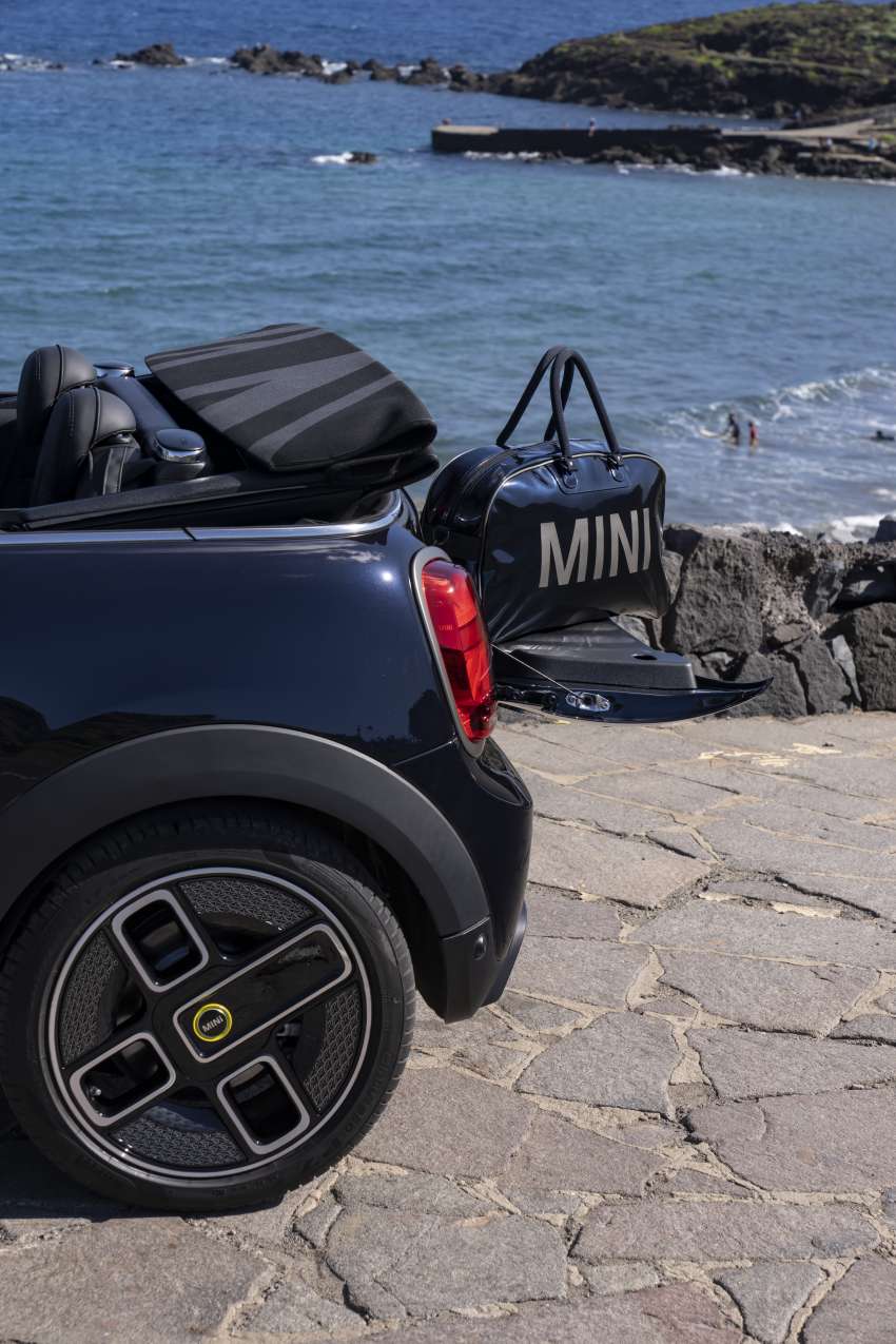 MINI Cooper SE Convertible – electric drop top driving! 1576629