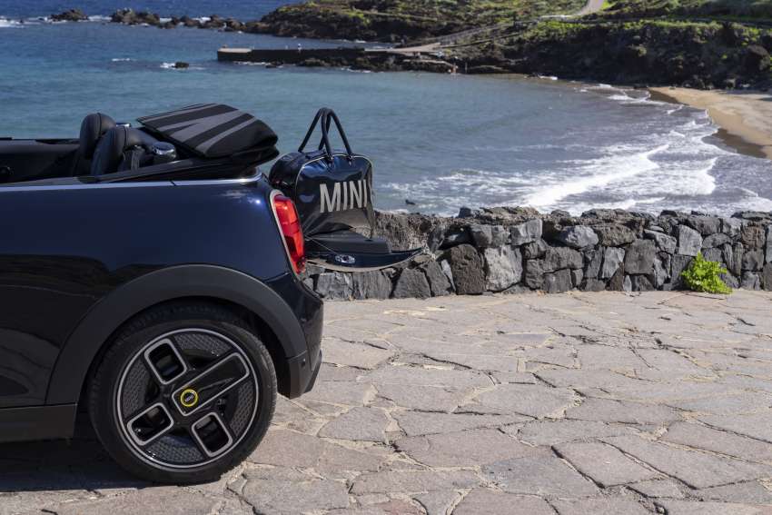 MINI Cooper SE Convertible – electric drop top driving! 1576630