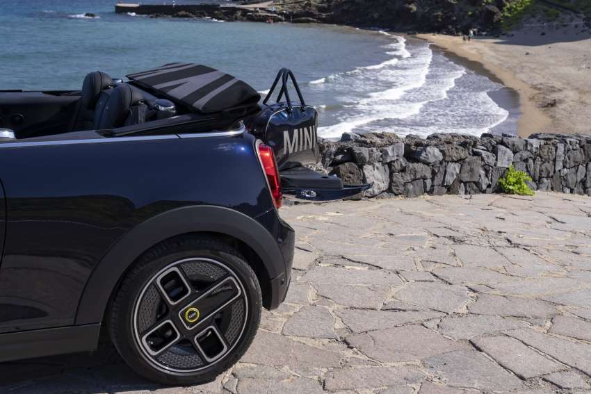MINI Cooper SE Convertible – electric drop top driving! 1576631