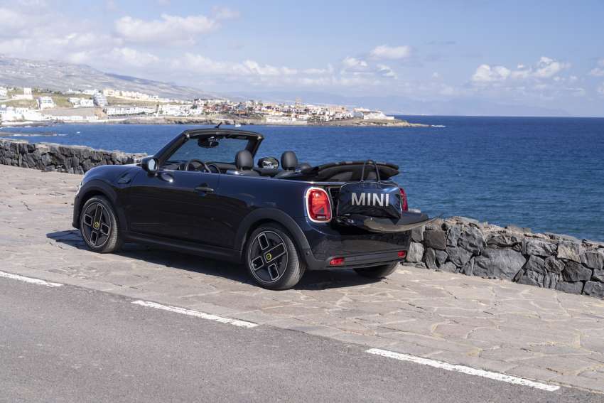 MINI Cooper SE Convertible – electric drop top driving! 1576632