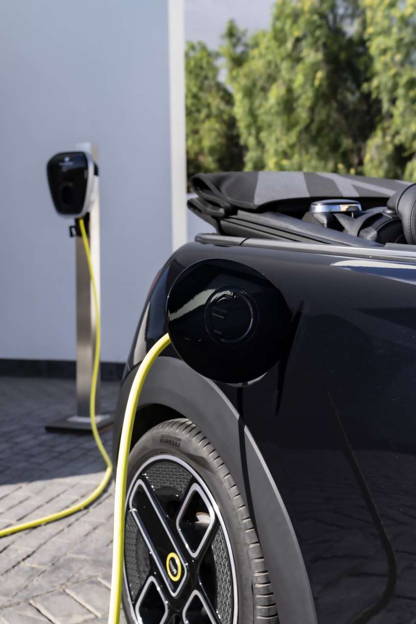 MINI Cooper SE Convertible – electric drop top driving! 1576637