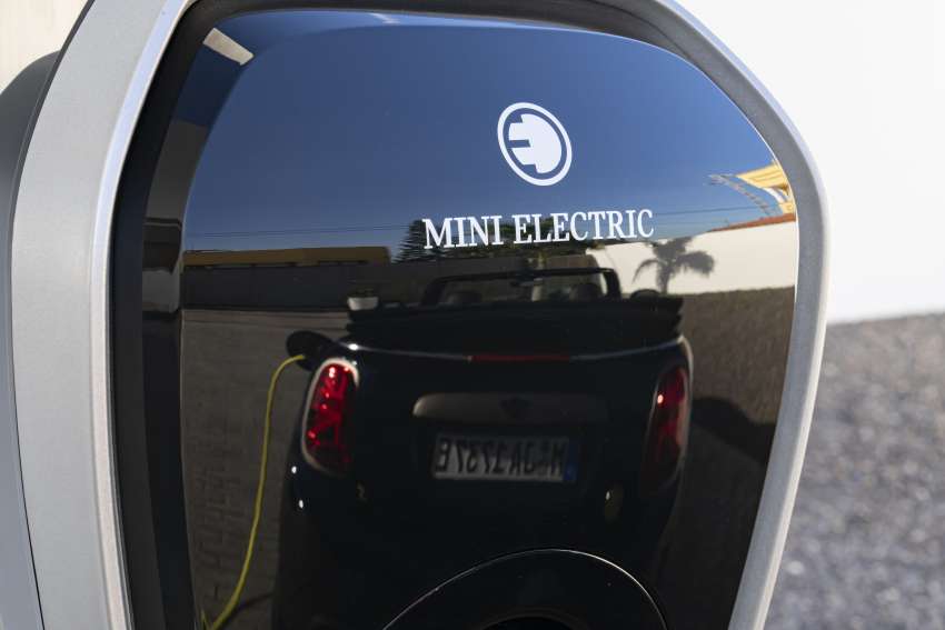 MINI Cooper SE Convertible – electric drop top driving! 1576649