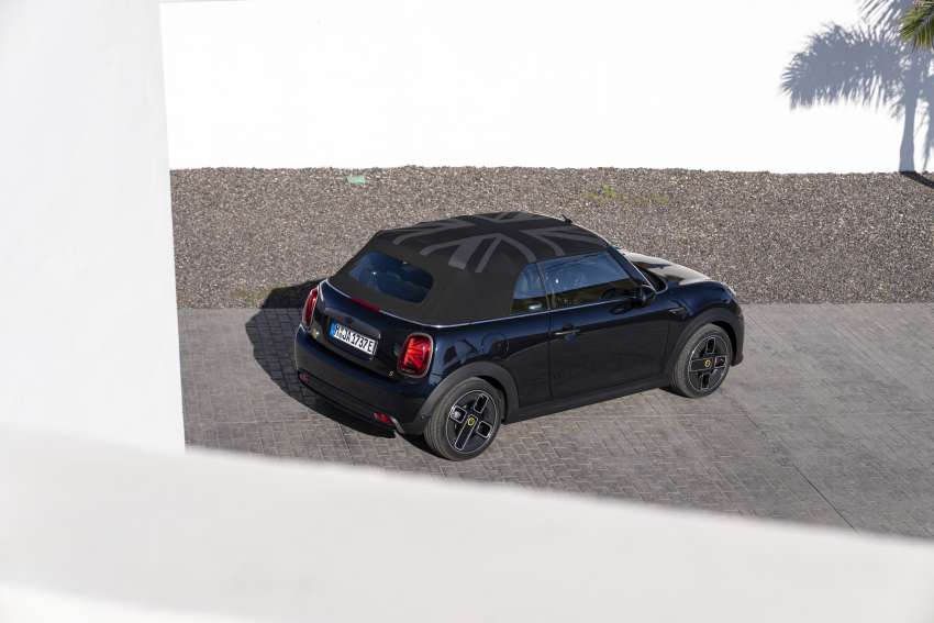 MINI Cooper SE Convertible – electric drop top driving! 1576651