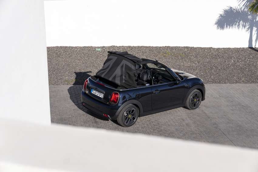 MINI Cooper SE Convertible – electric drop top driving! 1576653