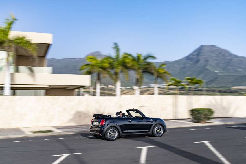 MINI Cooper SE Convertible – electric drop top driving! 1576481