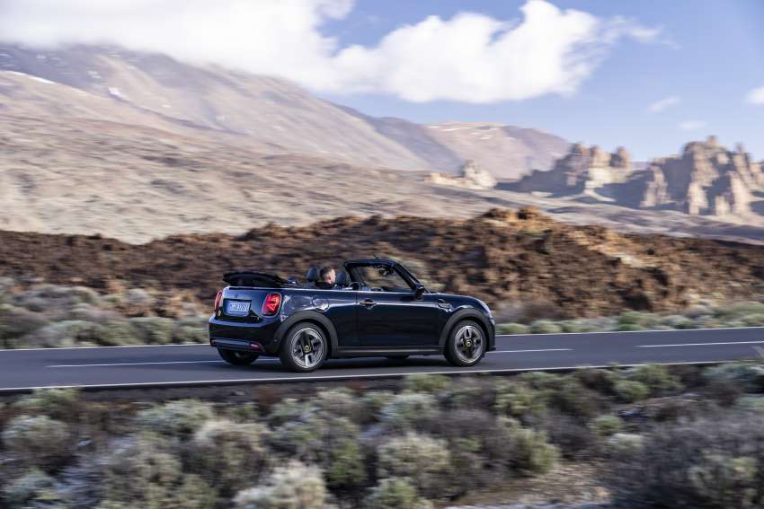 MINI Cooper SE Convertible – electric drop top driving! 1576484