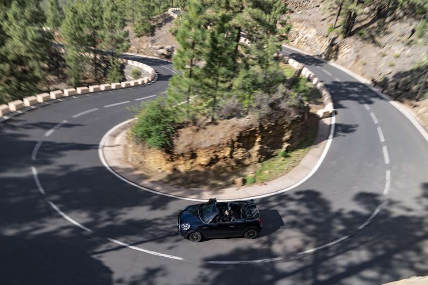 MINI Cooper SE Convertible – electric drop top driving! 1576495