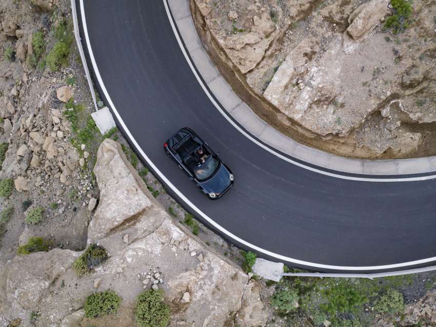 MINI Cooper SE Convertible – electric drop top driving! 1576500