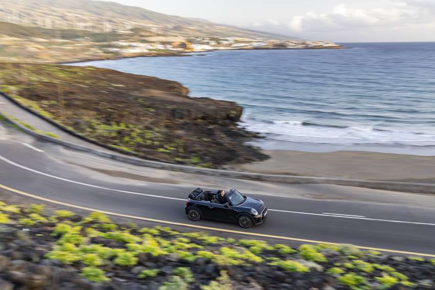 MINI Cooper SE Convertible – electric drop top driving! 1576508
