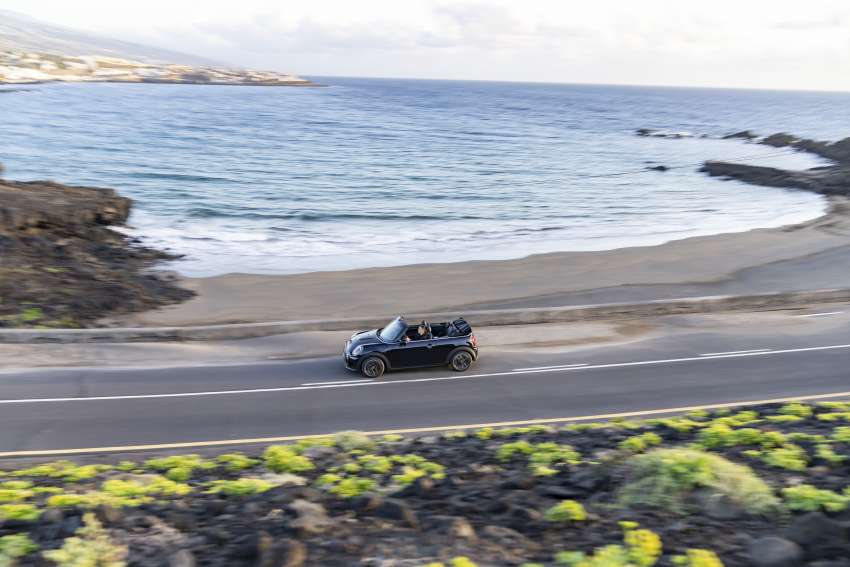 MINI Cooper SE Convertible – electric drop top driving! 1576516