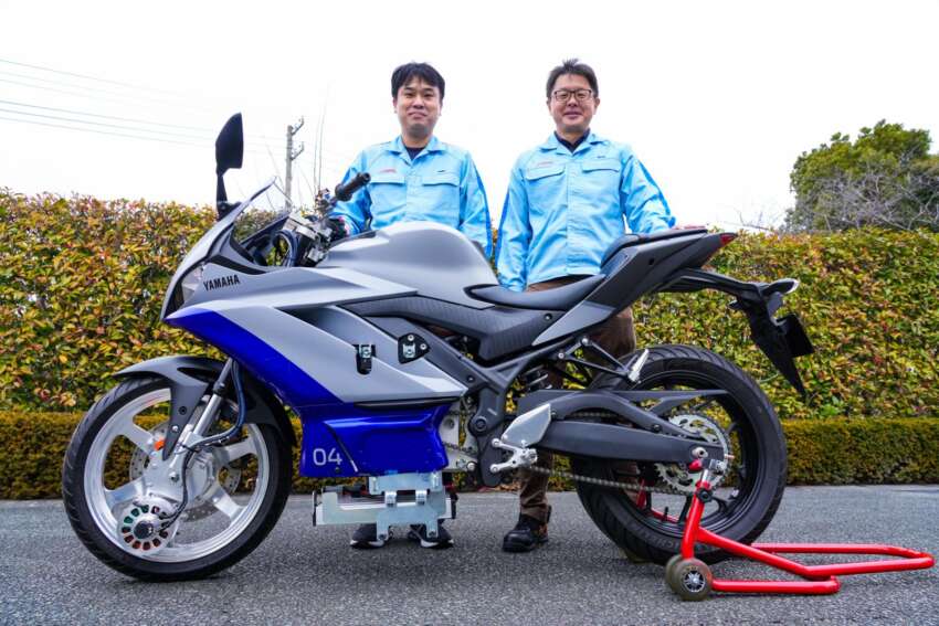 Yamaha shows motorcycle self-balancing system 1595397