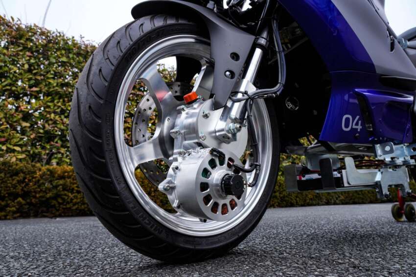 Yamaha shows motorcycle self-balancing system 1595398