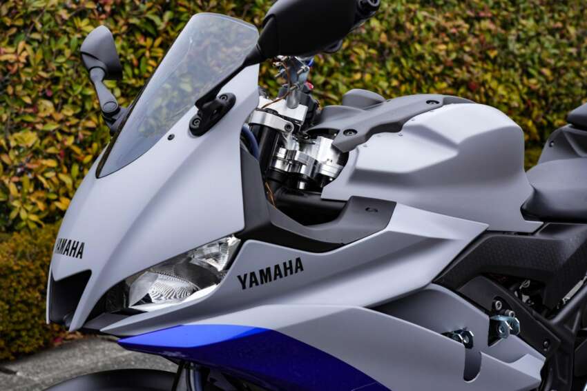 Yamaha shows motorcycle self-balancing system 1595399