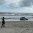 Mazda CX-5 hampir dihanyut ke laut ketika pemiliknya menyusuri Pantai Temalah, Tanjung Sedili, Johor