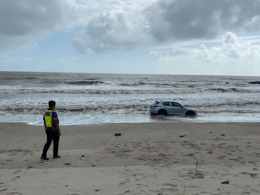 Mazda CX-5 hampir dihanyut ke laut ketika pemiliknya menyusuri Pantai Temalah, Tanjung Sedili, Johor 1586375