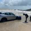 Mazda CX-5 hampir dihanyut ke laut ketika pemiliknya menyusuri Pantai Temalah, Tanjung Sedili, Johor