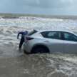 Mazda CX-5 hampir dihanyut ke laut ketika pemiliknya menyusuri Pantai Temalah, Tanjung Sedili, Johor