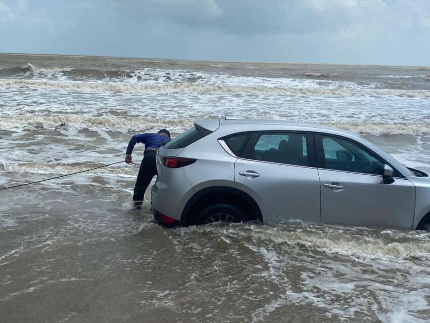 Mazda CX-5 hampir dihanyut ke laut ketika pemiliknya menyusuri Pantai Temalah, Tanjung Sedili, Johor 1586377
