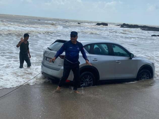 Mazda CX-5 hampir dihanyut ke laut ketika pemiliknya menyusuri Pantai Temalah, Tanjung Sedili, Johor