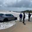 Mazda CX-5 hampir dihanyut ke laut ketika pemiliknya menyusuri Pantai Temalah, Tanjung Sedili, Johor