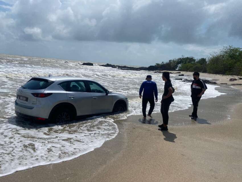 Mazda CX-5 hampir dihanyut ke laut ketika pemiliknya menyusuri Pantai Temalah, Tanjung Sedili, Johor 1586380