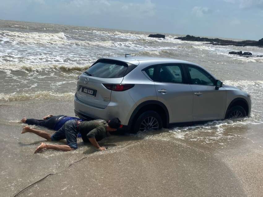 Mazda CX-5 hampir dihanyut ke laut ketika pemiliknya menyusuri Pantai Temalah, Tanjung Sedili, Johor 1586381