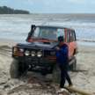 Mazda CX-5 hampir dihanyut ke laut ketika pemiliknya menyusuri Pantai Temalah, Tanjung Sedili, Johor