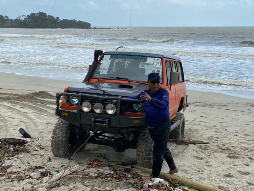 Mazda CX-5 hampir dihanyut ke laut ketika pemiliknya menyusuri Pantai Temalah, Tanjung Sedili, Johor 1586383