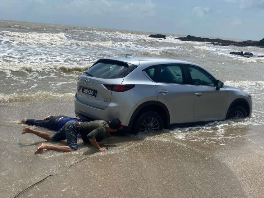 Mazda CX-5 nearly swept out to sea at Johor beach, dragged to safety by cops and local resident’s 4×4 1586504