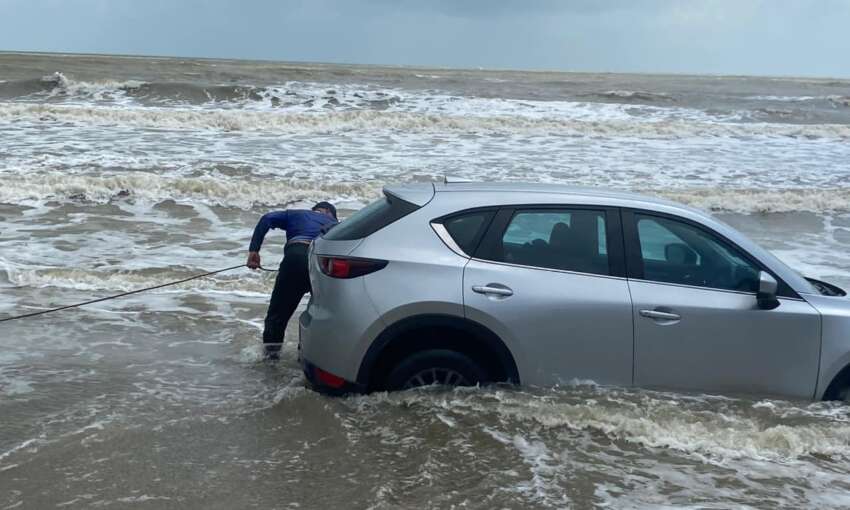 Mazda CX-5 nearly swept out to sea at Johor beach, dragged to safety by cops and local resident’s 4×4 1586513