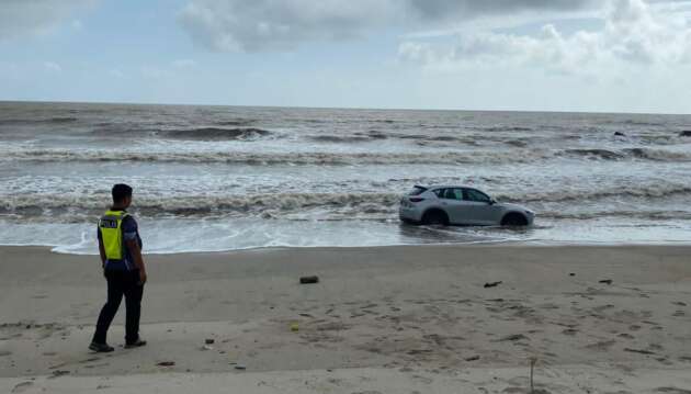 Mazda CX-5 nearly swept out to sea at Johor beach, dragged to safety by cops and local resident’s 4×4