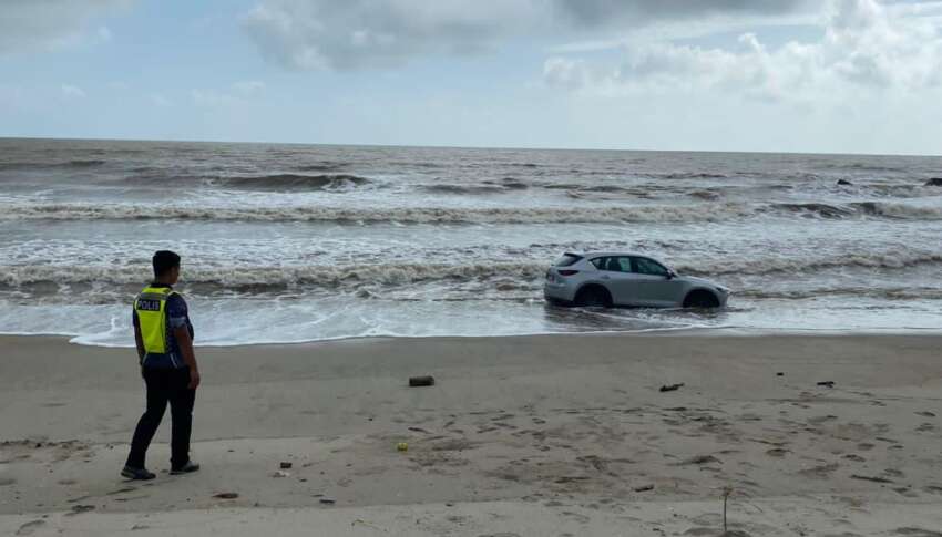Mazda CX-5 nearly swept out to sea at Johor beach, dragged to safety by cops and local resident’s 4×4 1586515